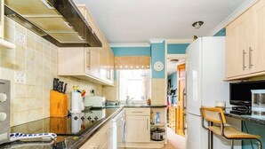 Fridge, microwave, oven, stovetop - Inviting 1-bed House in Southampton (Southampton)