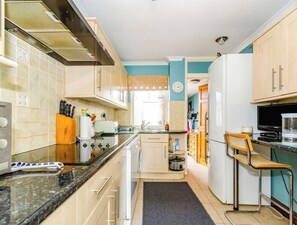 Geladeira, micro-ondas, fogão, cooktop