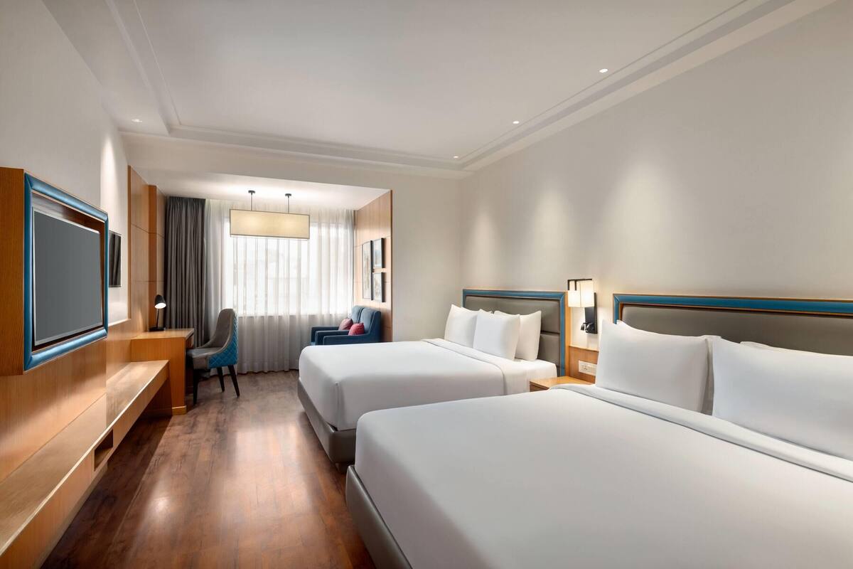 Premium bedding, Select Comfort beds, free minibar, in-room safe