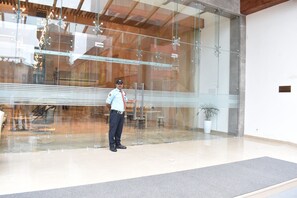 Pintu masuk properti