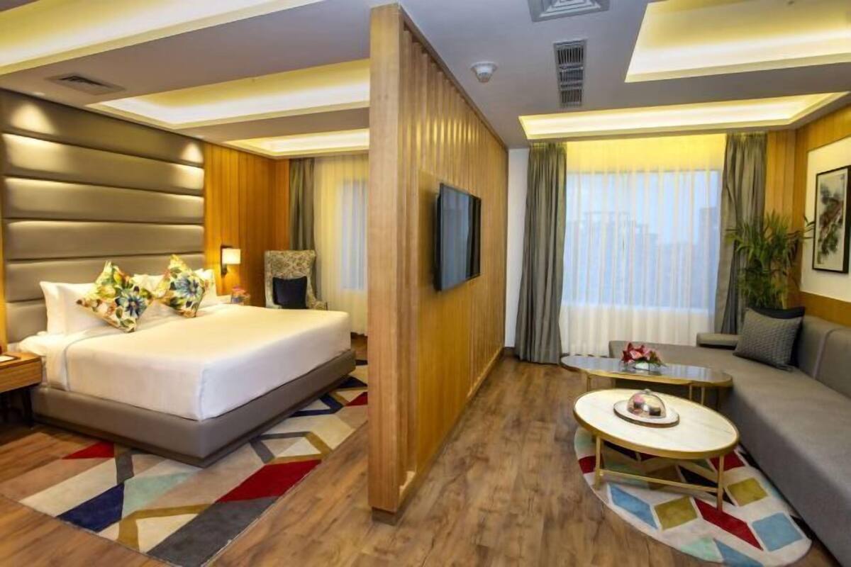 Premium bedding, Select Comfort beds, free minibar, in-room safe