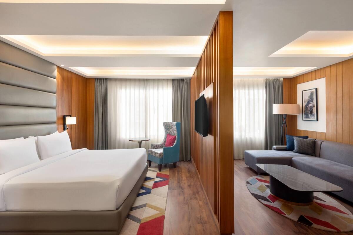 Suite, 1 King Bed, Non Smoking | Premium bedding, Select Comfort beds, free minibar, in-room safe