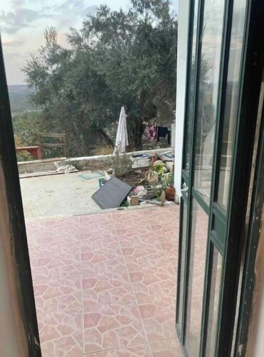 RED KINGDOM WITH MOUNTAIN VIEW