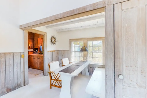 Rustic, sunny cottage w/ deck & W/D - walk to the beach & town!