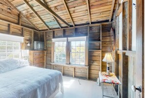 2 bedrooms, free WiFi, bed sheets - Rustic, sunny cottage w/ deck & W/D - walk to the beach & town! (Nantucket)