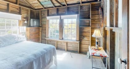 Rustic, sunny cottage w/ deck & W/D - walk to the beach & town!