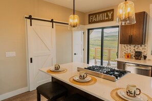 Fridge, microwave, oven, stovetop - Book your summer trip! Hiking, biking, boating and shopping! Hot tub included! (Granby)