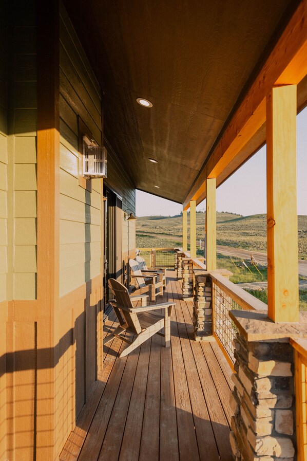 Terrace/patio - Book your summer trip! Hiking, biking, boating and shopping! Hot tub included! (Granby)