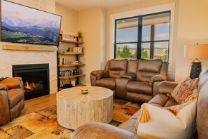 Smart TV, fireplace, video games, DVD player - Book your summer trip! Hiking, biking, boating and shopping! Hot tub included! (Granby)