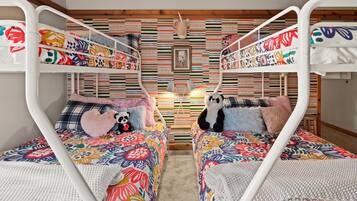 5 bedrooms, desk, free WiFi, bed sheets