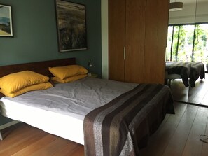 3 bedrooms, desk, iron/ironing board, WiFi - Architect-designed family home, central Crouch End (London)