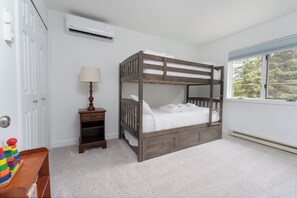 4 Schlafzimmer, Schreibtisch, Bügeleisen/Bügelbrett, Reisekinderbett