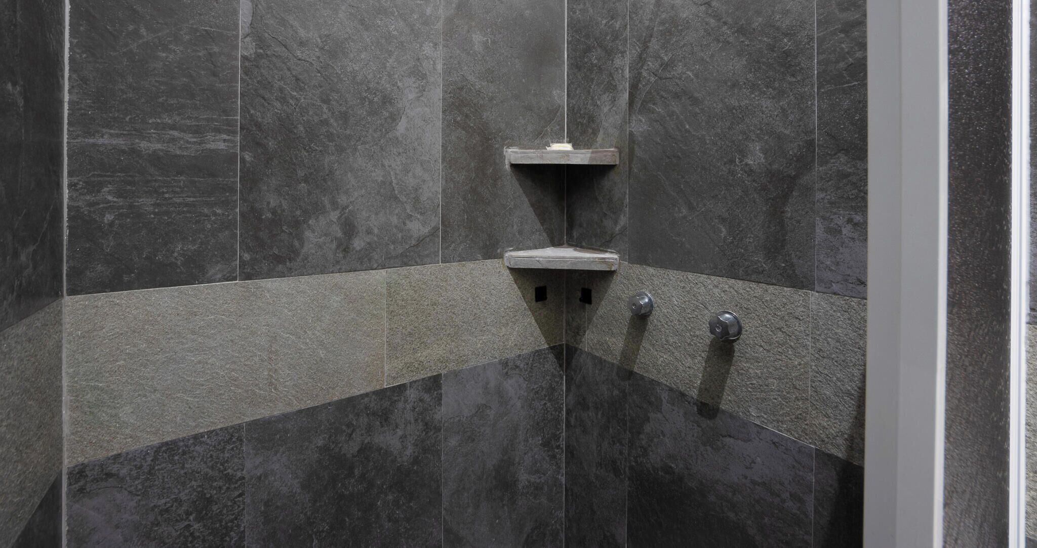 Douche, sèche-cheveux, serviettes fournies, savon