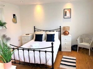 Deluxe House, Private Bathroom | 2 bedrooms - Prime Location- Detached Clifton Home With Parking (Bristol)