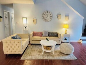 Smart-TV, Tischtennisplatte, Bücher, Musikbibliothek