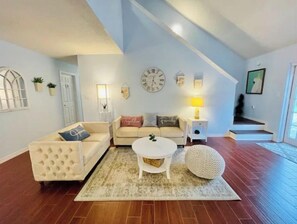 Smart TV, mesa de pingue-pongue, livros, biblioteca musical