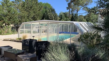 Een buitenzwembad en een verwarmd zwembad