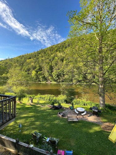 CREEK FRONT HOME with private access - perfect for kayaking, fishing, and hiking