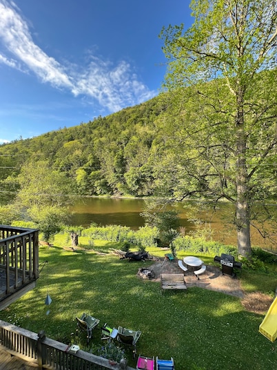 CREEK FRONT HOME with private access - perfect for kayaking, fishing, and hiking