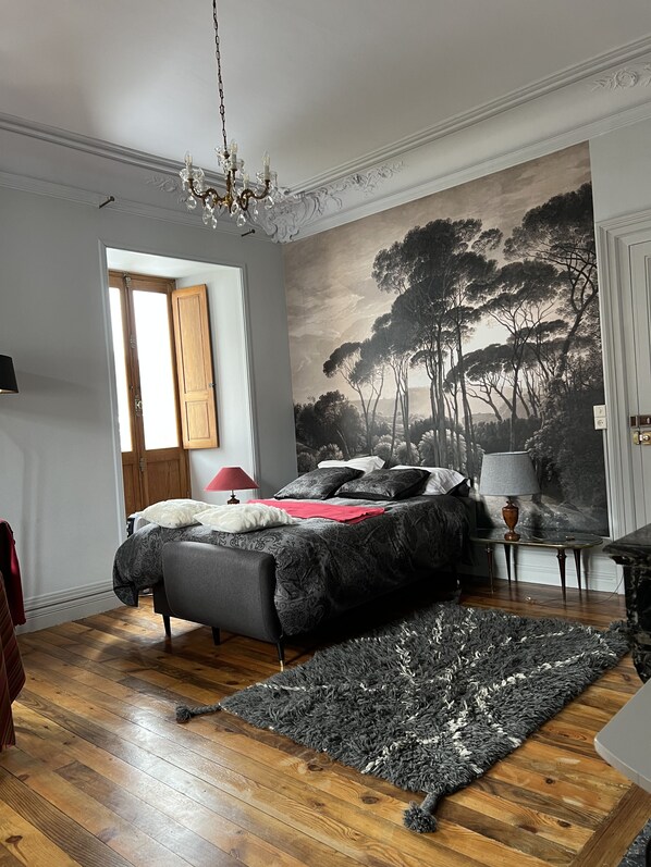 مكتب وسرير سفر وواي فاي مجانًا وملاءات أسرّة