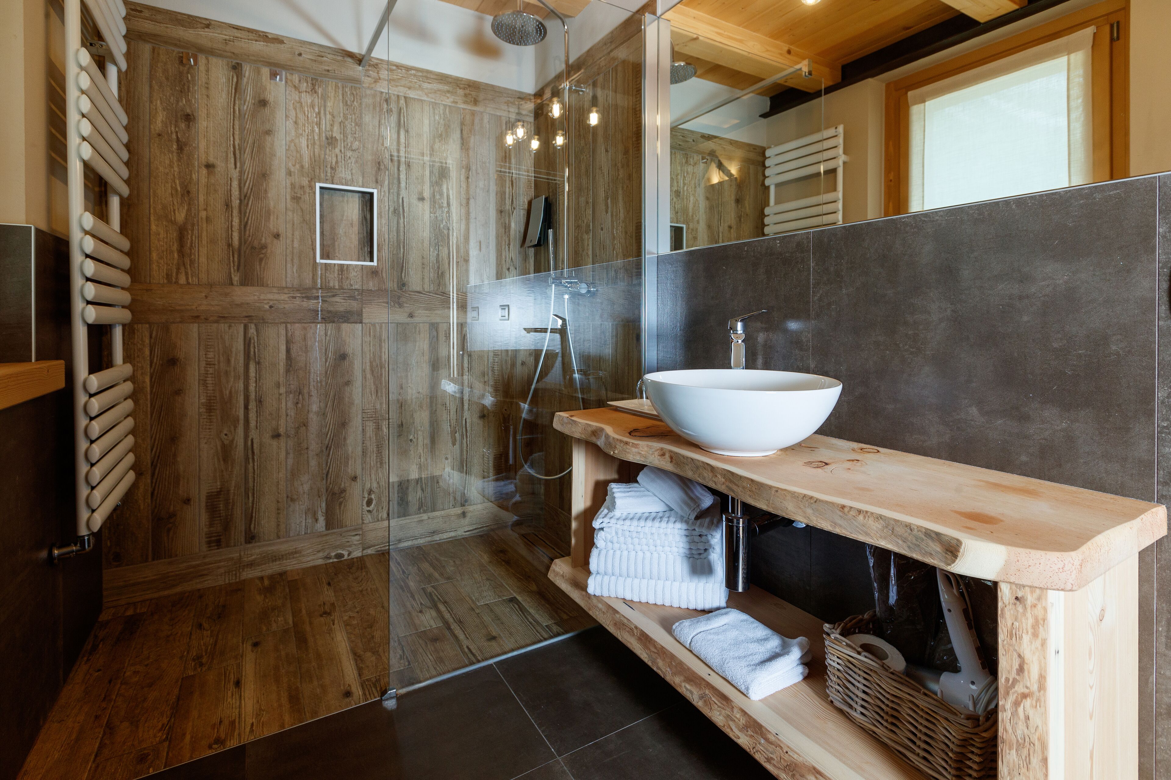 Luxury-Dreibettzimmer, Bergblick | Badezimmer | Regendusche, kostenlose Toilettenartikel, Haartrockner, Bademäntel