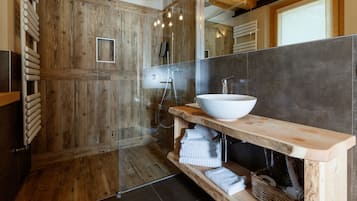 Luxury-Dreibettzimmer, Bergblick | Badezimmer | Regendusche, kostenlose Toilettenartikel, Haartrockner, Bademäntel