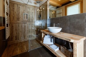Luxury Triple Room, Mountain View | Bathroom | Rainfall showerhead, free toiletries, hair dryer, bathrobes - AGRITURISMO SAN GALLO (Bormio)