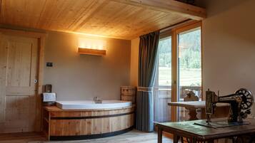 Honeymoon-Doppel- oder -Zweibettzimmer, Bergblick | Hochwertige Bettwaren, Daunenbettdecken, Pillowtop-Betten, Minibar