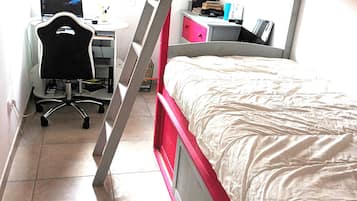 3 slaapkamers, een strijkplank/strijkijzer, gratis wifi, beddengoed