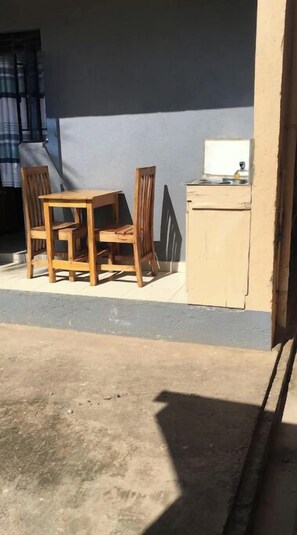 Outdoor dining - Small independent studio room in Bukasa/Muyenga (Kampala)