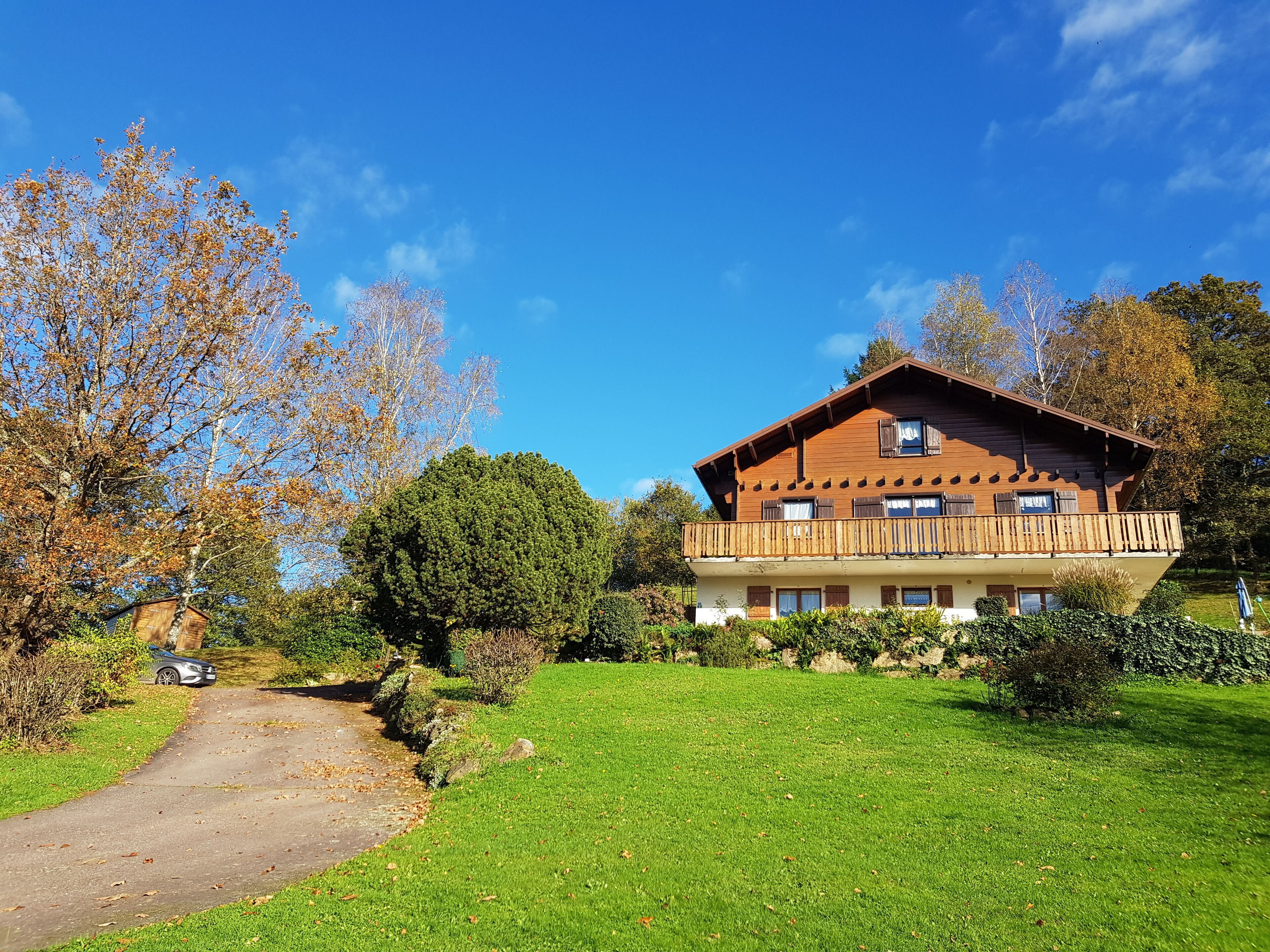 Le chalet à l'entrée de la propriété.  Le logement se situe au rez-de-chaussée. 