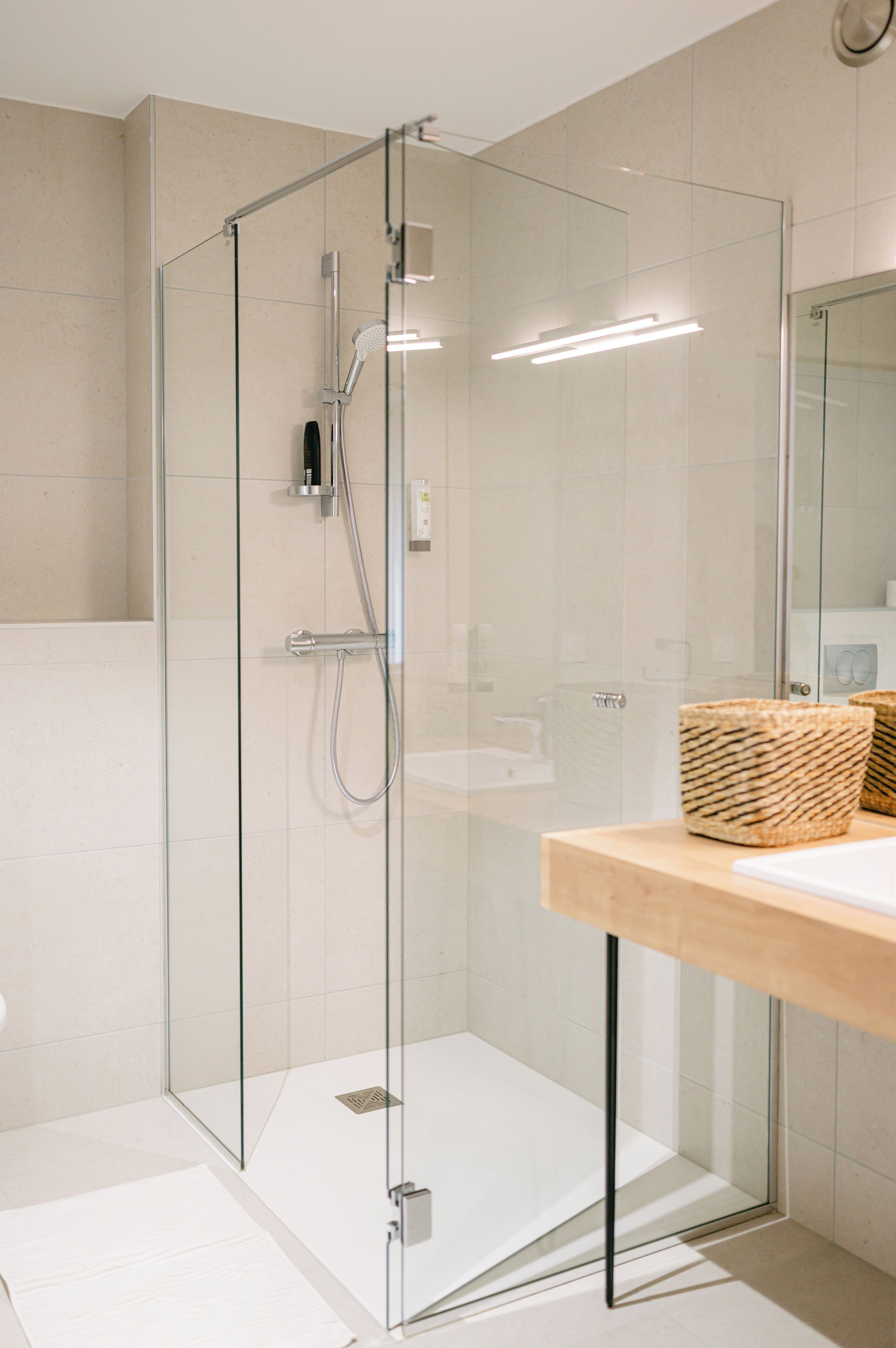 Deluxe kamer | Badkamer | Een douche, een haardroger, handdoeken