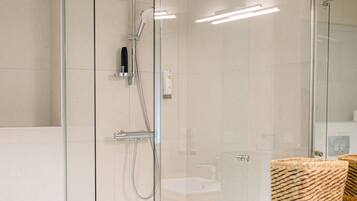 Deluxe kamer | Badkamer | Een douche, een haardroger, handdoeken