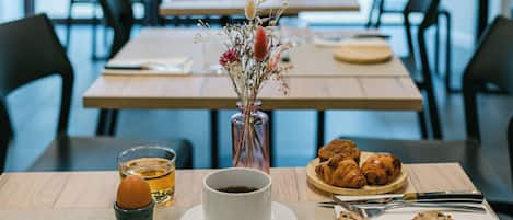 Dagelijks ontbijtbuffet (EUR 14 per persoon)