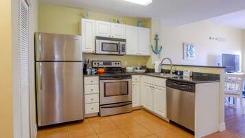 微波爐、洗碗機、咖啡機/沖茶器、鍋具/餐盤/廚房用品