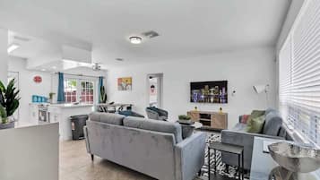 Smart TV, Netflix, Hulu, streaming services