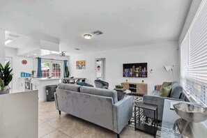 Smart TV, Netflix, Hulu, streaming services - Bright 3BR Home Private Pool, 18 mins to Ocean (Hollywood)