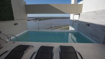 Hồ bơi ngoài trời, mở cửa từ 9:00 đến 20:30, ghế dài tắm nắng