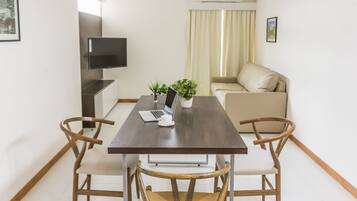 Dobbeltrom – superior, 1 soverom | Oppholdsområde | En 42-tommers Flatskjerm-TV med kabel-kanaler samt TV