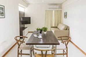 Superior Double Room, 1 Bedroom | Living area | 42-inch flat-screen TV with cable channels, TV - Asuncion Rent Suites Centro (Asunción)