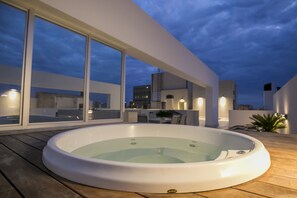 Bồn tắm spa ngoài trời
