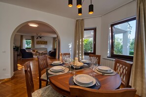 Design-Villa, 5 Schlafzimmer, Whirlpool, Meerblick | Essbereich im Zimmer