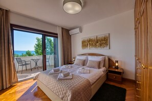 Design-Villa, 5 Schlafzimmer, Whirlpool, Meerblick | 5 Schlafzimmer, Betten mit Memory-Foam-Matratzen, Zimmersafe