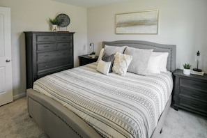 4 bedrooms, iron/ironing board, free WiFi, bed sheets - Lavish 4BR/3BA Home with Pool, Grill, Video Games, King Bed (Lexington)