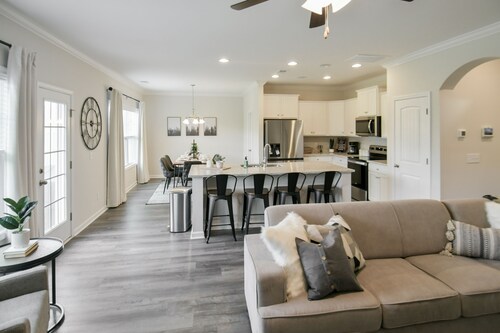 Lavish 4BR/3BA Home with Pool, Grill, Video Games, King Bed