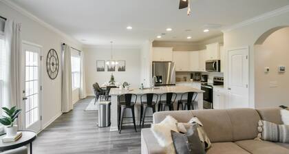 Lavish 4BR/3BA Home with Pool, Grill, Video Games, King Bed