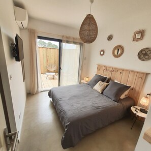 4 bedrooms, iron/ironing board, free WiFi, bed sheets