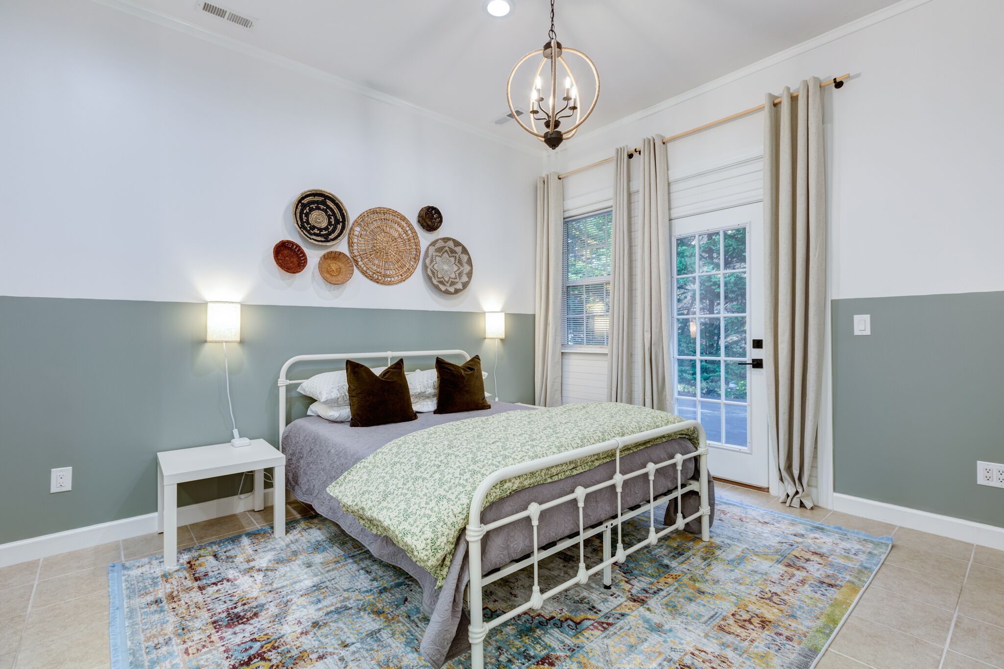 Une chambre à coucher comprenant un lit, une table de chevet, des éléments de décoration murale et une fenêtre avec des rideaux.