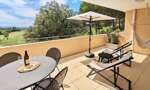 Outdoor dining - Allura Golf Appartement, au Coeur du Luberon, Belle Vue, Piscine (Saumane-de-Vaucluse)