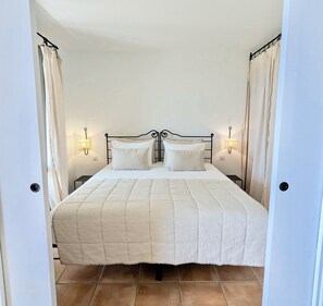 2 bedrooms, travel cot, free WiFi, bed sheets - Allura Golf Appartement, au Coeur du Luberon, Belle Vue, Piscine (Saumane-de-Vaucluse)